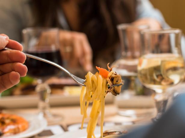 Pâtes aux fruits de mer avec vin blanc et rouge.