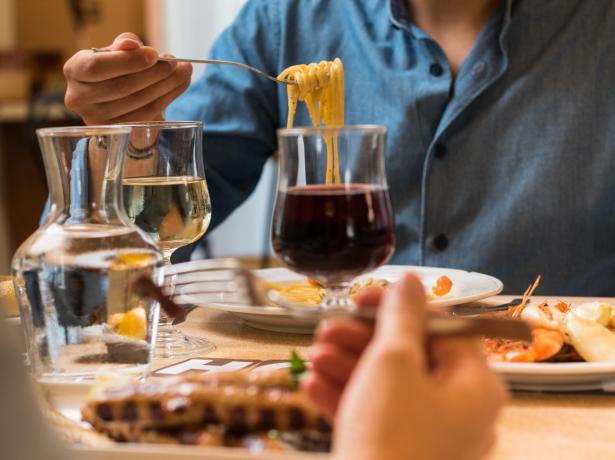 Cena con pasta, vino rosso e bianco.