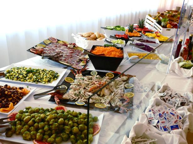 Buffet avec légumes, fruits de mer et divers condiments.