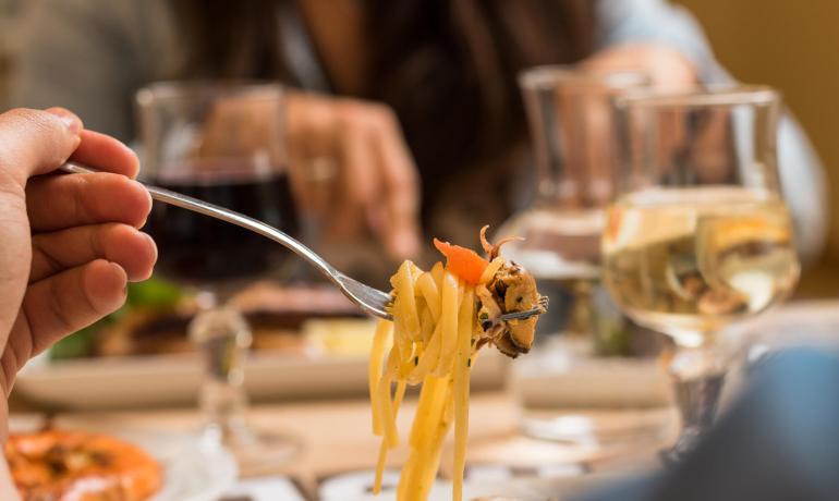 Pasta ai frutti di mare con vino bianco e rosso.
