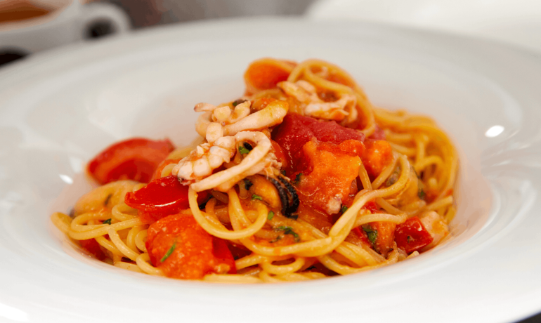 Spaghetti al sugo di pomodoro e frutti di mare.