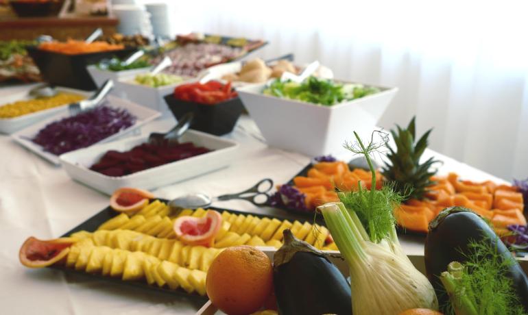 Buffet con frutta e verdura fresca in esposizione.