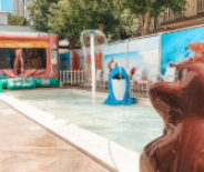 Piscina per bambini con giochi gonfiabili e decorazioni marine.