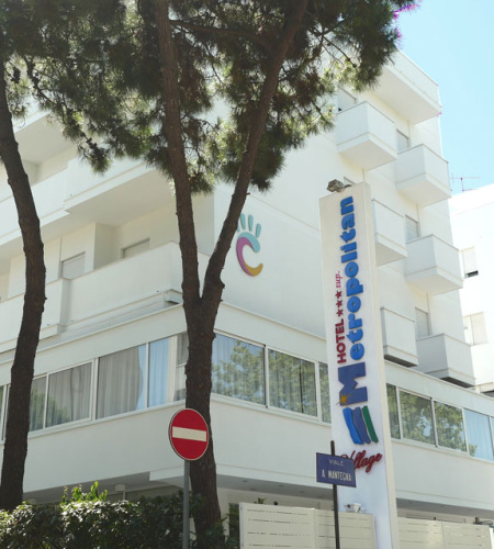 Modern hotel surrounded by trees, relaxing and welcoming atmosphere.