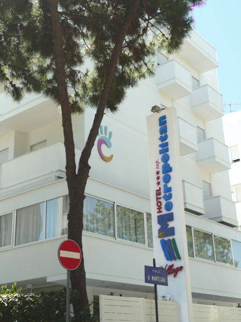 Modern hotel surrounded by trees, relaxing and welcoming atmosphere.