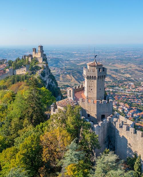 Vista panoramica delle torri di San Marino, circondate da colline e paesaggi.
