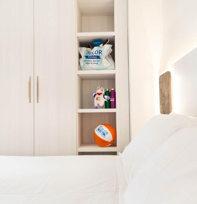 Camera da letto con armadio, scaffali e accessori Color Holiday.